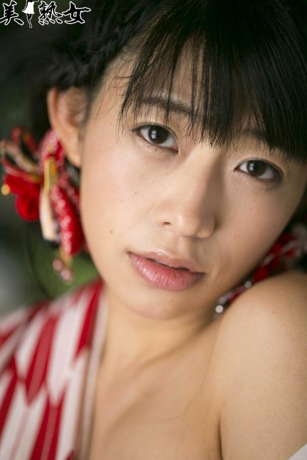    X-City人气熟女范田纱纱、春山千惠里写真集，清新街拍与私密室内风格合集第10张图片