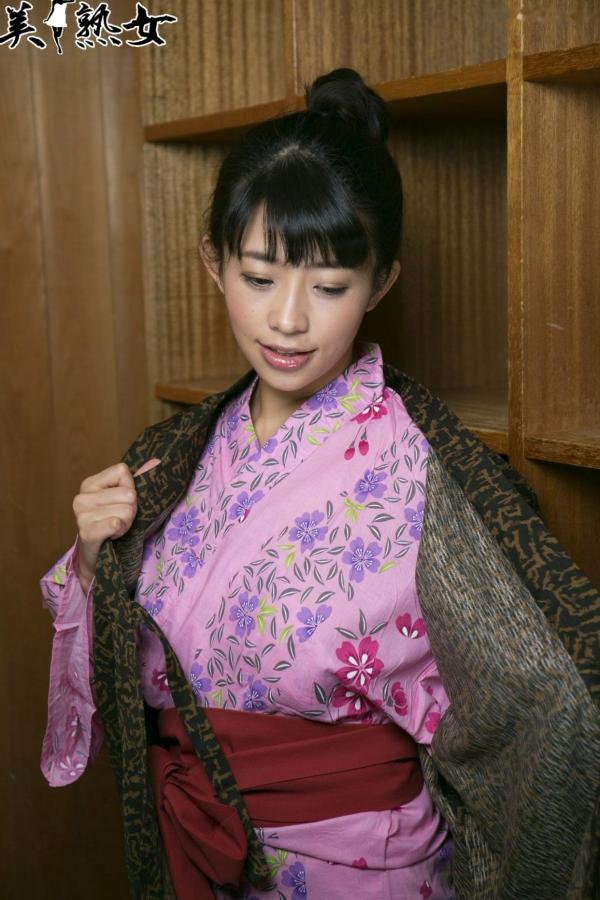    X-City人气熟女范田纱纱、春山千惠里写真集，清新街拍与私密室内风格合集第13张图片