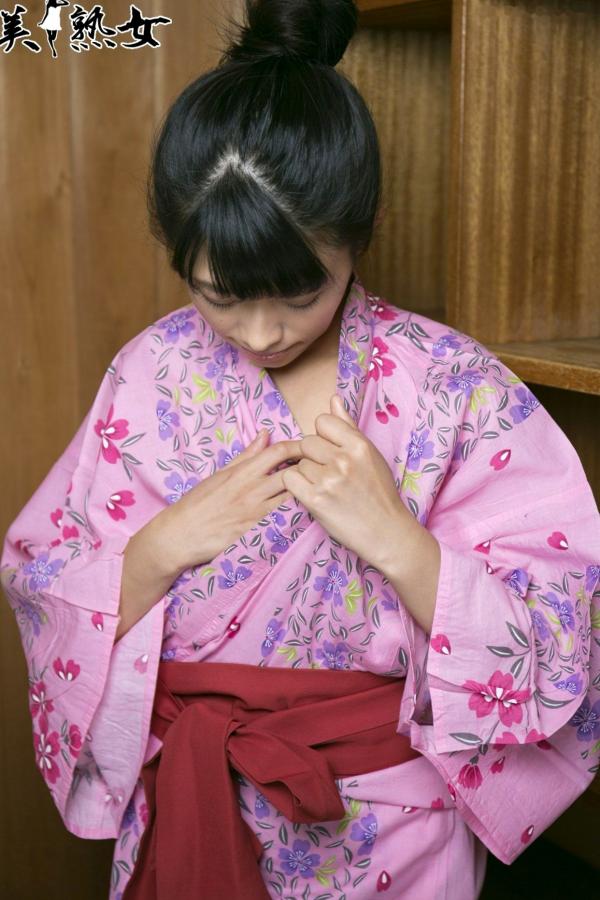    X-City人气熟女范田纱纱、春山千惠里写真集，清新街拍与私密室内风格合集第17张图片