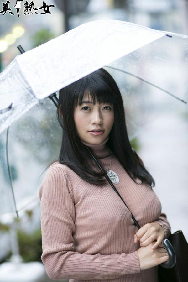    X-City人气熟女范田纱纱、春山千惠里写真集，清新街拍与私密室内风格合集第19张图片