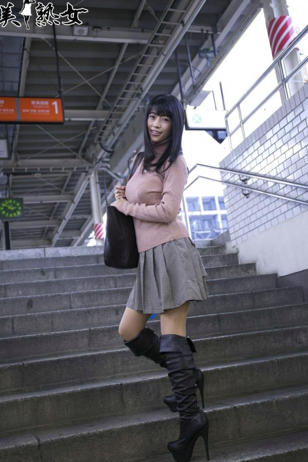    X-City人气熟女范田纱纱、春山千惠里写真集，清新街拍与私密室内风格合集第22张图片