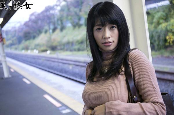    X-City人气熟女范田纱纱、春山千惠里写真集，清新街拍与私密室内风格合集第23张图片