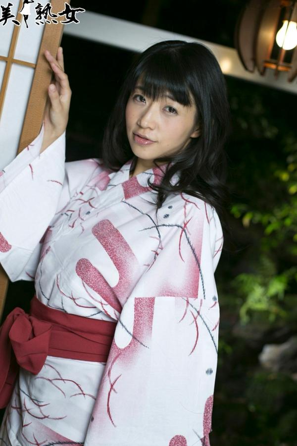    X-City人气熟女范田纱纱、春山千惠里写真集，清新街拍与私密室内风格合集第49张图片
