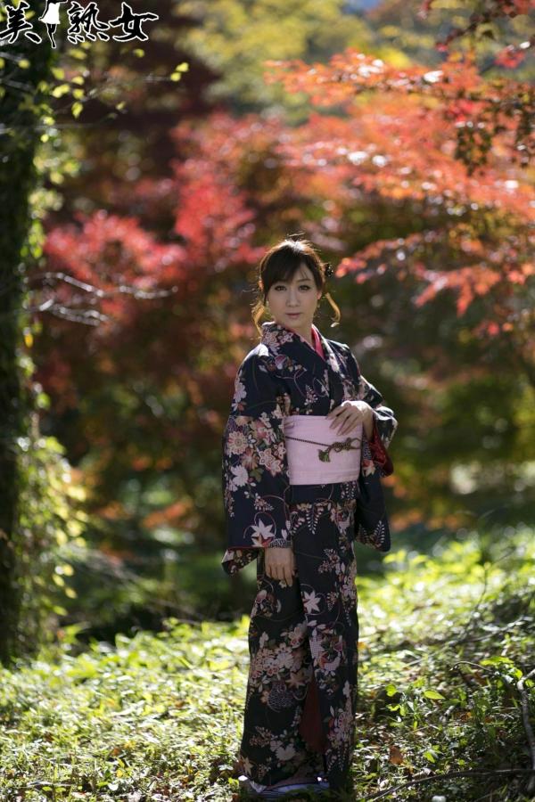    川上ゆう和服写真集：演绎深秋优雅与私密内衣的极致风情，展现成熟女性的知性与性感魅力[28P]第2张图片