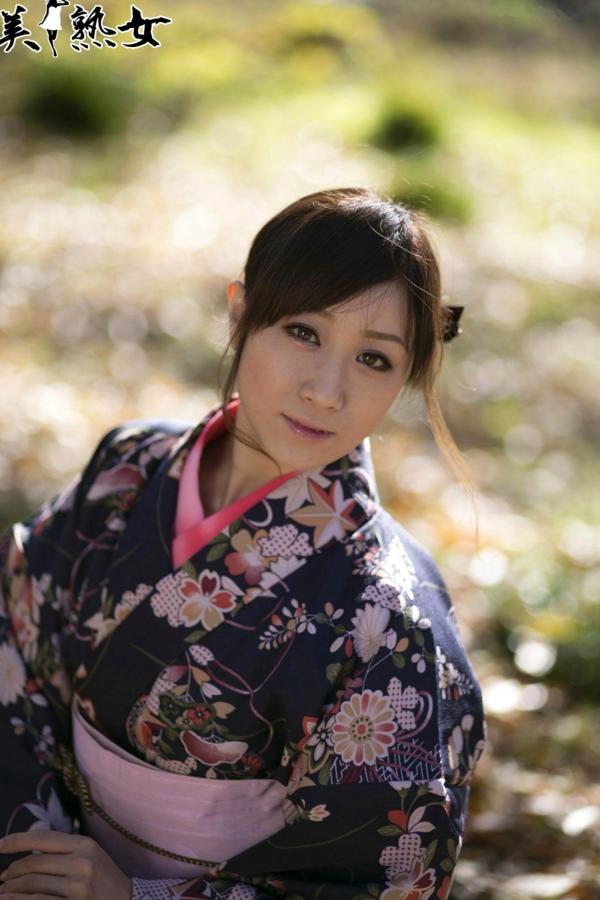    川上ゆう和服写真集：演绎深秋优雅与私密内衣的极致风情，展现成熟女性的知性与性感魅力[28P]第3张图片