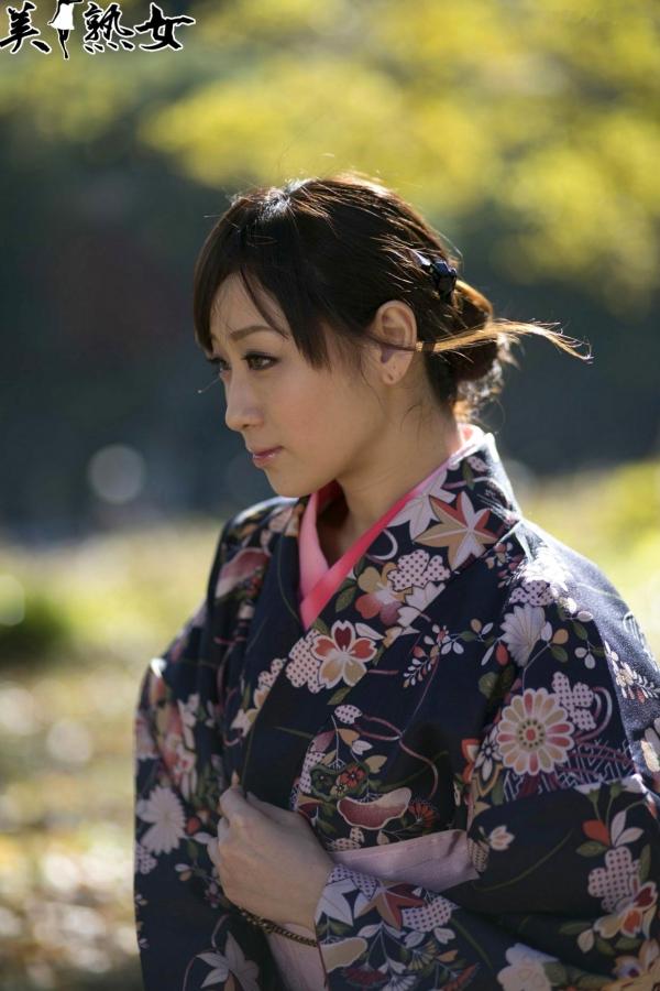    川上ゆう和服写真集：演绎深秋优雅与私密内衣的极致风情，展现成熟女性的知性与性感魅力[28P]第4张图片