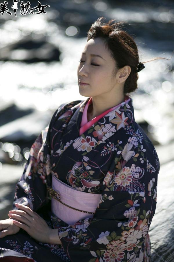    川上ゆう和服写真集：演绎深秋优雅与私密内衣的极致风情，展现成熟女性的知性与性感魅力[28P]第5张图片
