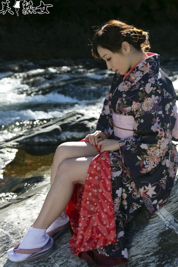    川上ゆう和服写真集：演绎深秋优雅与私密内衣的极致风情，展现成熟女性的知性与性感魅力[28P]第6张图片
