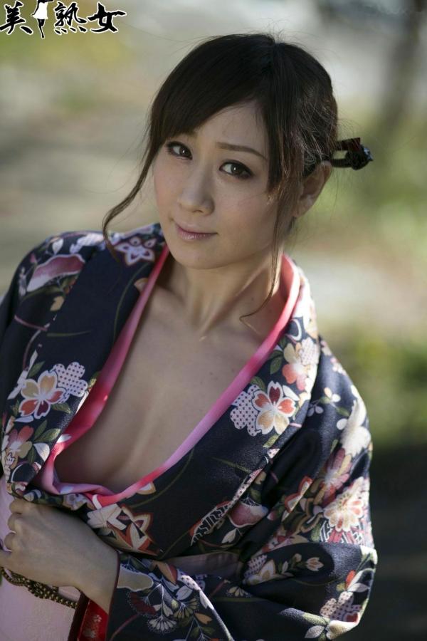    川上ゆう和服写真集：演绎深秋优雅与私密内衣的极致风情，展现成熟女性的知性与性感魅力[28P]第7张图片