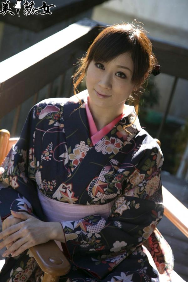    川上ゆう和服写真集：演绎深秋优雅与私密内衣的极致风情，展现成熟女性的知性与性感魅力[28P]第8张图片