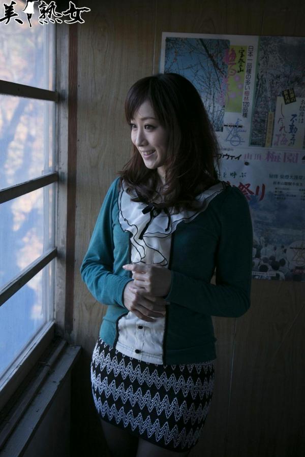    川上ゆう和服写真集：演绎深秋优雅与私密内衣的极致风情，展现成熟女性的知性与性感魅力[28P]第18张图片