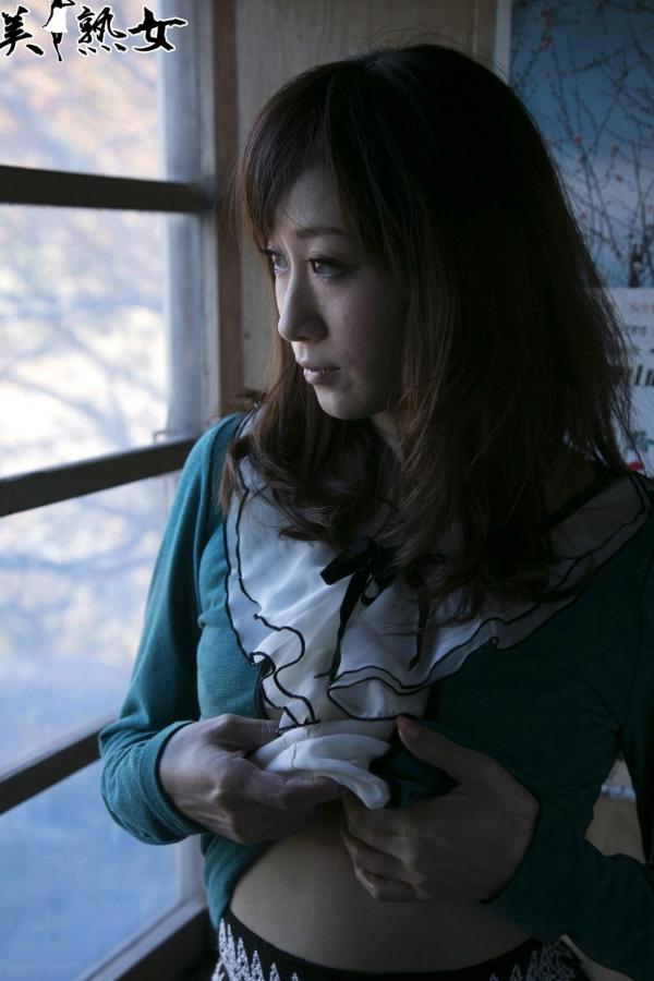    川上ゆう和服写真集：演绎深秋优雅与私密内衣的极致风情，展现成熟女性的知性与性感魅力[28P]第19张图片