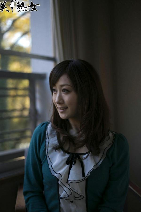    川上ゆう和服写真集：演绎深秋优雅与私密内衣的极致风情，展现成熟女性的知性与性感魅力[28P]第26张图片