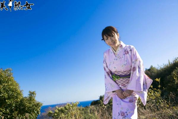    一条綺美香(Kimika Ichijo)户外自然光写真集，温柔针织衫穿搭尽显成熟知性优雅气质第2张图片