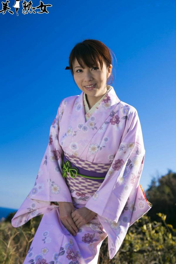    一条綺美香(Kimika Ichijo)户外自然光写真集，温柔针织衫穿搭尽显成熟知性优雅气质第3张图片