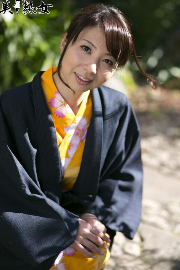    一条綺美香(Kimika Ichijo)户外自然光写真集，温柔针织衫穿搭尽显成熟知性优雅气质第20张图片