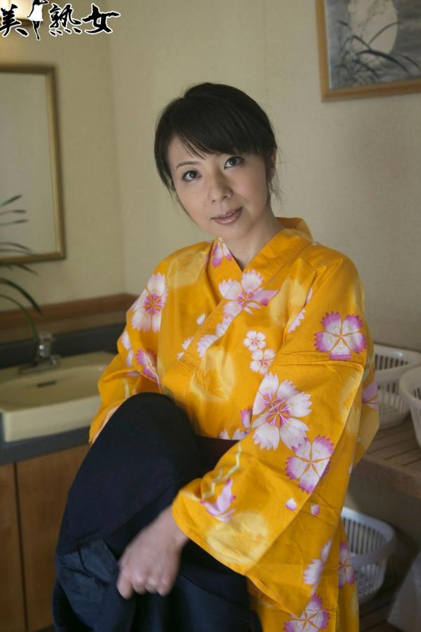    一条綺美香(Kimika Ichijo)户外自然光写真集，温柔针织衫穿搭尽显成熟知性优雅气质第22张图片