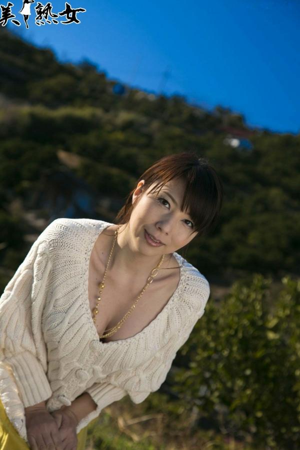    一条綺美香(Kimika Ichijo)户外自然光写真集，温柔针织衫穿搭尽显成熟知性优雅气质第30张图片