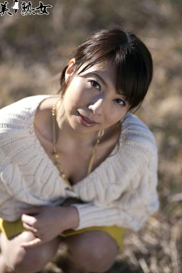    一条綺美香(Kimika Ichijo)户外自然光写真集，温柔针织衫穿搭尽显成熟知性优雅气质第34张图片