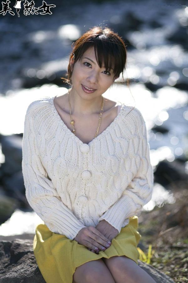    一条綺美香(Kimika Ichijo)户外自然光写真集，温柔针织衫穿搭尽显成熟知性优雅气质第35张图片