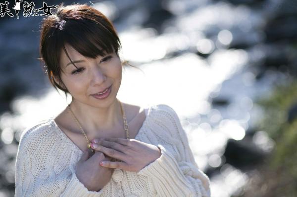    一条綺美香(Kimika Ichijo)户外自然光写真集，温柔针织衫穿搭尽显成熟知性优雅气质第36张图片