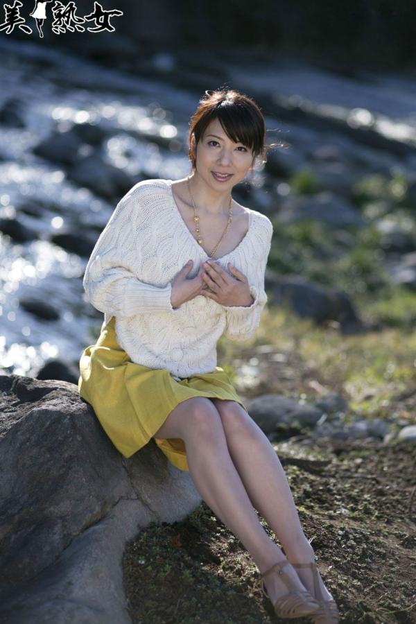    一条綺美香(Kimika Ichijo)户外自然光写真集，温柔针织衫穿搭尽显成熟知性优雅气质第38张图片