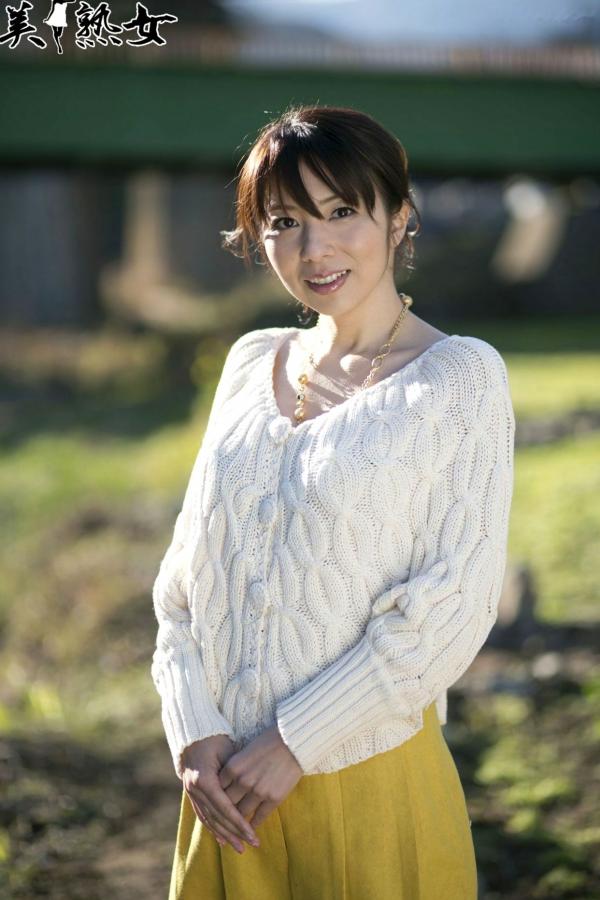    一条綺美香(Kimika Ichijo)户外自然光写真集，温柔针织衫穿搭尽显成熟知性优雅气质第39张图片
