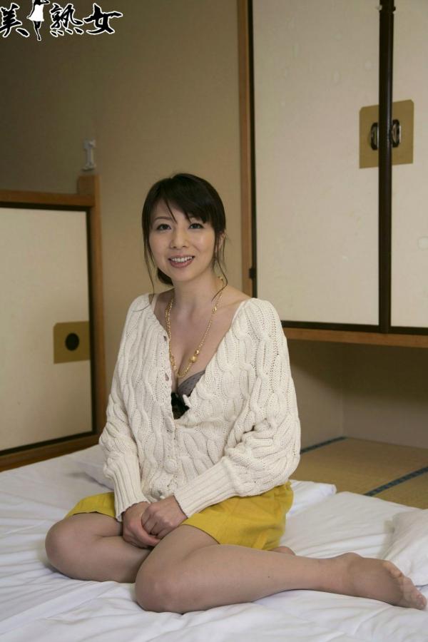    一条綺美香(Kimika Ichijo)户外自然光写真集，温柔针织衫穿搭尽显成熟知性优雅气质第52张图片
