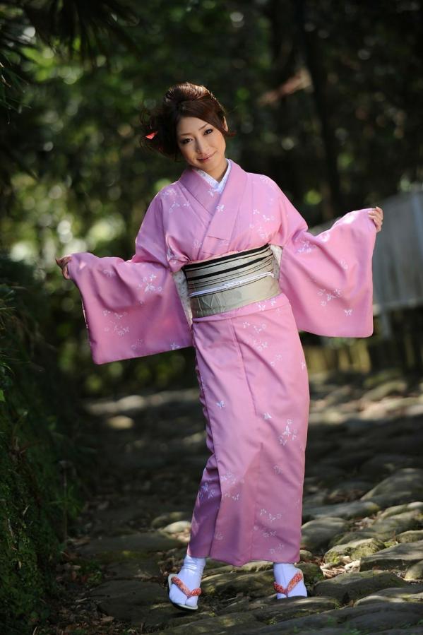    佳山三花和服写真集：身着粉色传统和服，尽显优雅温婉气质与和风之美第2张图片