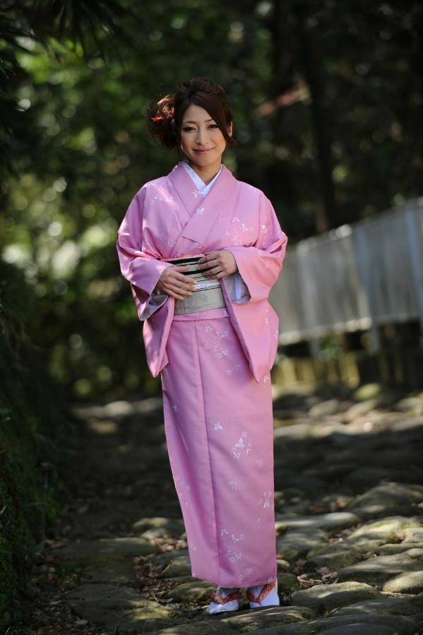    佳山三花和服写真集：身着粉色传统和服，尽显优雅温婉气质与和风之美第3张图片