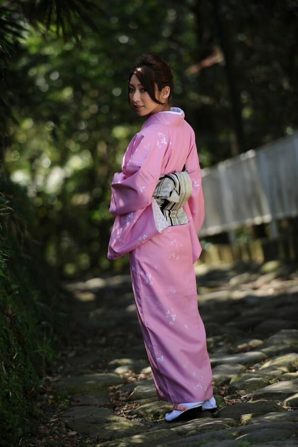   佳山三花和服写真集：身着粉色传统和服，尽显优雅温婉气质与和风之美第4张图片