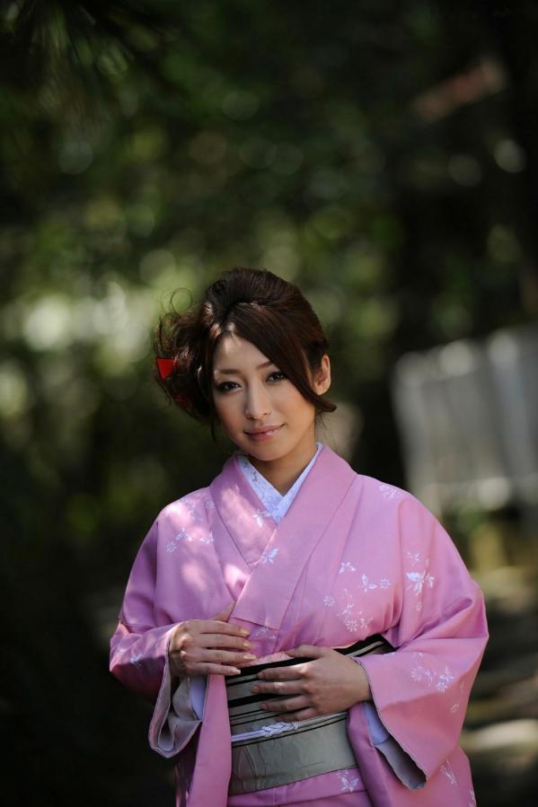   佳山三花和服写真集：身着粉色传统和服，尽显优雅温婉气质与和风之美第6张图片