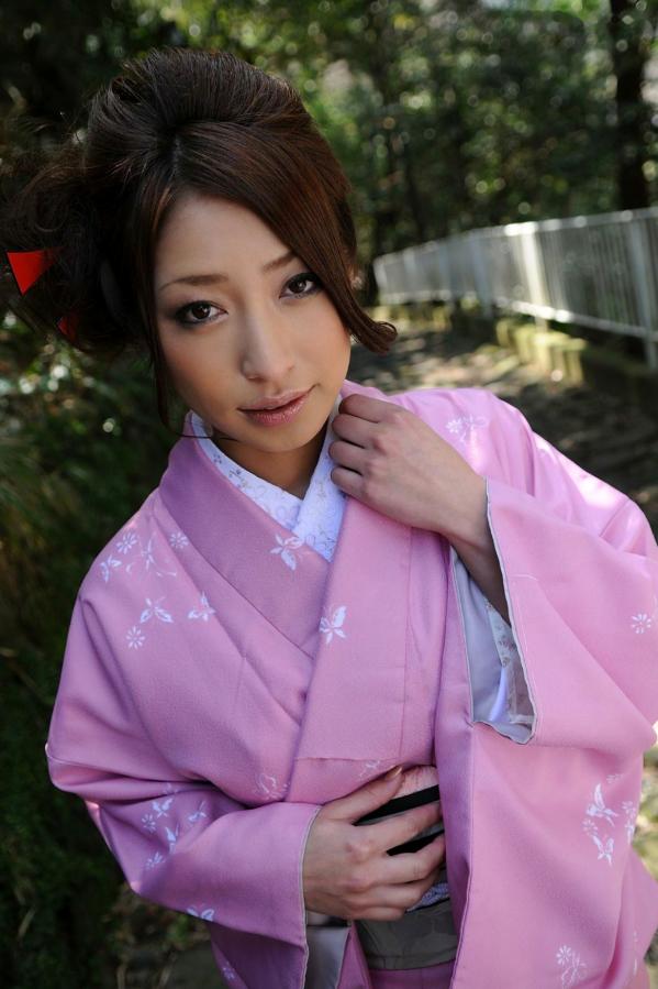    佳山三花和服写真集：身着粉色传统和服，尽显优雅温婉气质与和风之美第7张图片