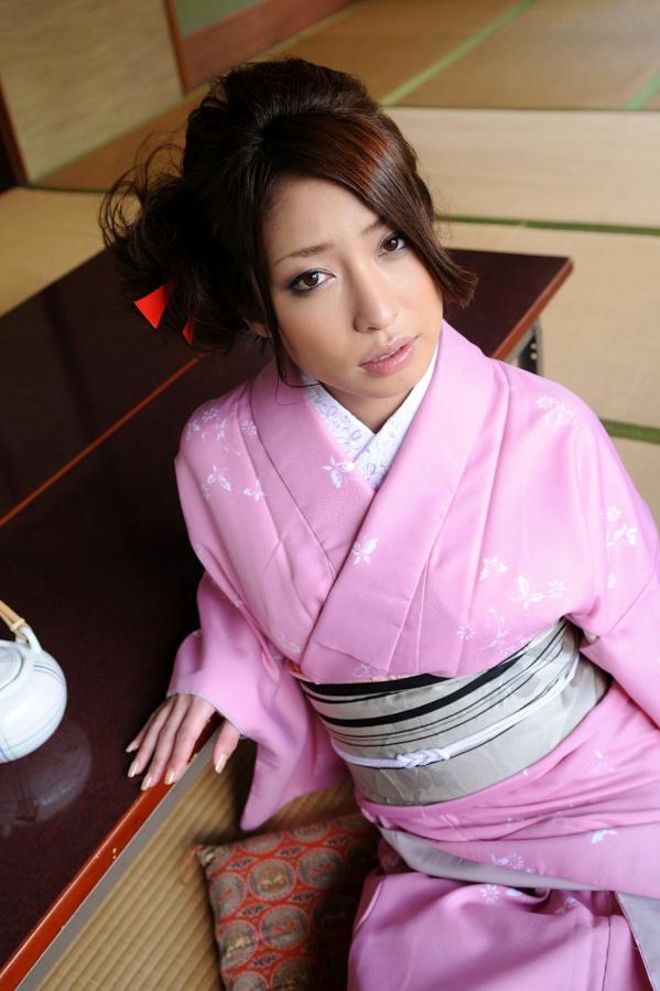    佳山三花和服写真集：身着粉色传统和服，尽显优雅温婉气质与和风之美第11张图片