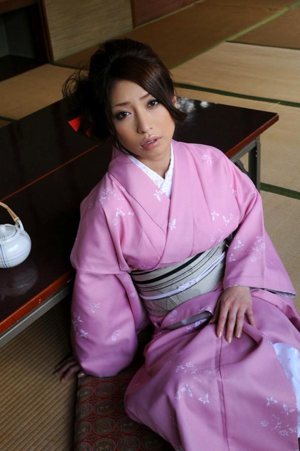    佳山三花和服写真集：身着粉色传统和服，尽显优雅温婉气质与和风之美第12张图片