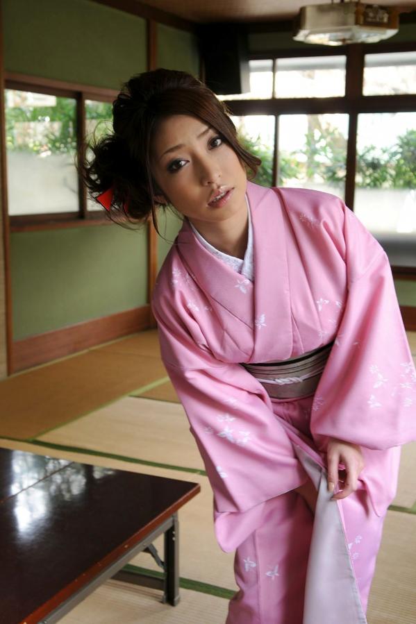    佳山三花和服写真集：身着粉色传统和服，尽显优雅温婉气质与和风之美第16张图片
