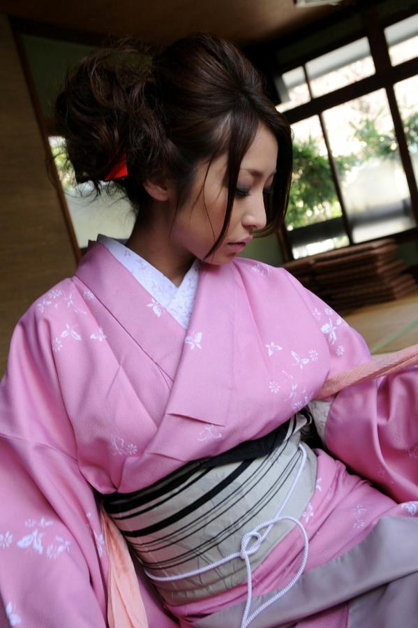    佳山三花和服写真集：身着粉色传统和服，尽显优雅温婉气质与和风之美第18张图片
