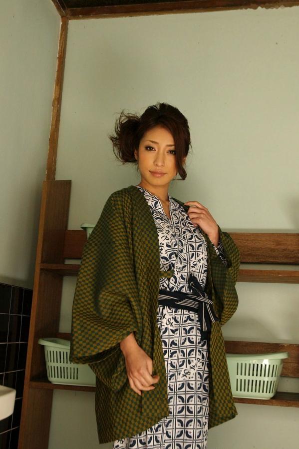    佳山三花和服写真集：身着粉色传统和服，尽显优雅温婉气质与和风之美第21张图片