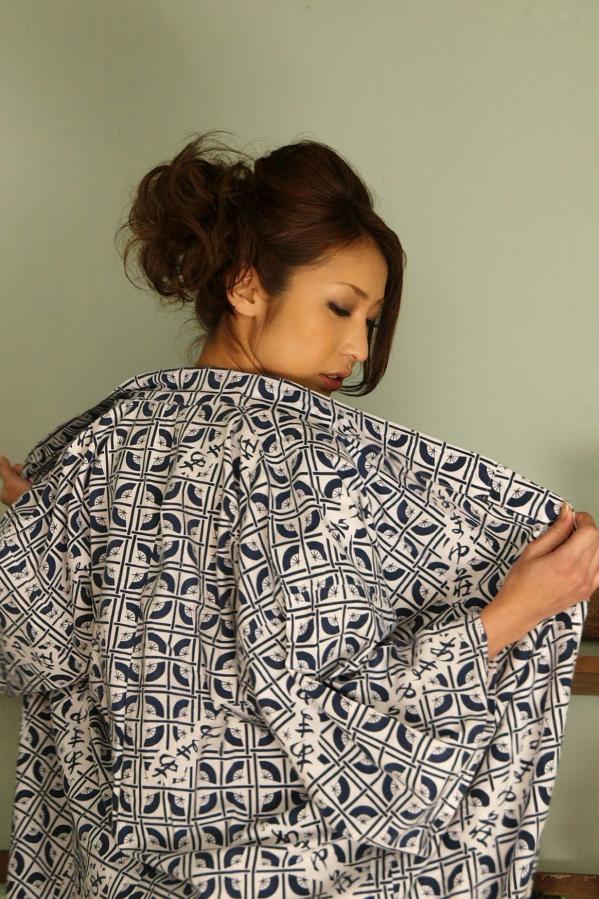    佳山三花和服写真集：身着粉色传统和服，尽显优雅温婉气质与和风之美第24张图片