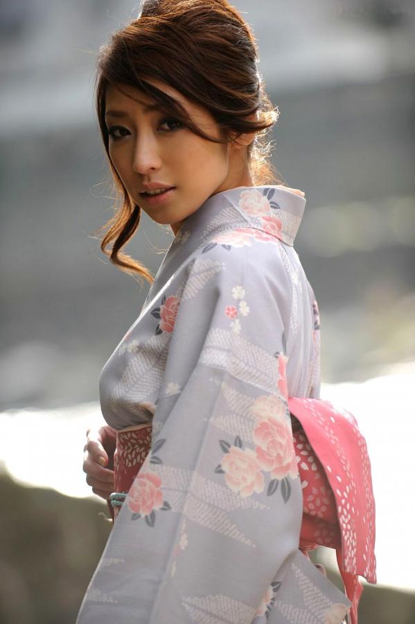    佳山三花和服写真集：身着粉色传统和服，尽显优雅温婉气质与和风之美第26张图片