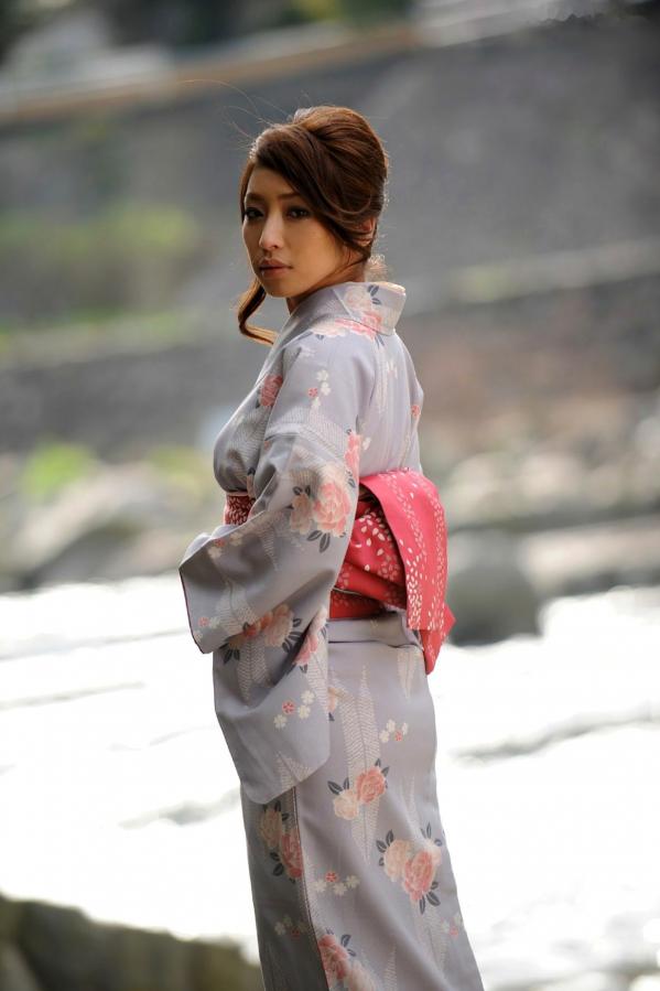    佳山三花和服写真集：身着粉色传统和服，尽显优雅温婉气质与和风之美第27张图片