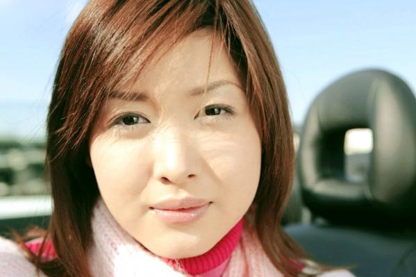    X-City: 山咲舞 (Mai Yamasaki) 经典写真集，清纯甜美与性感内衣的多重魅力，户外港口与室内游戏馆时尚摄影第5张图片