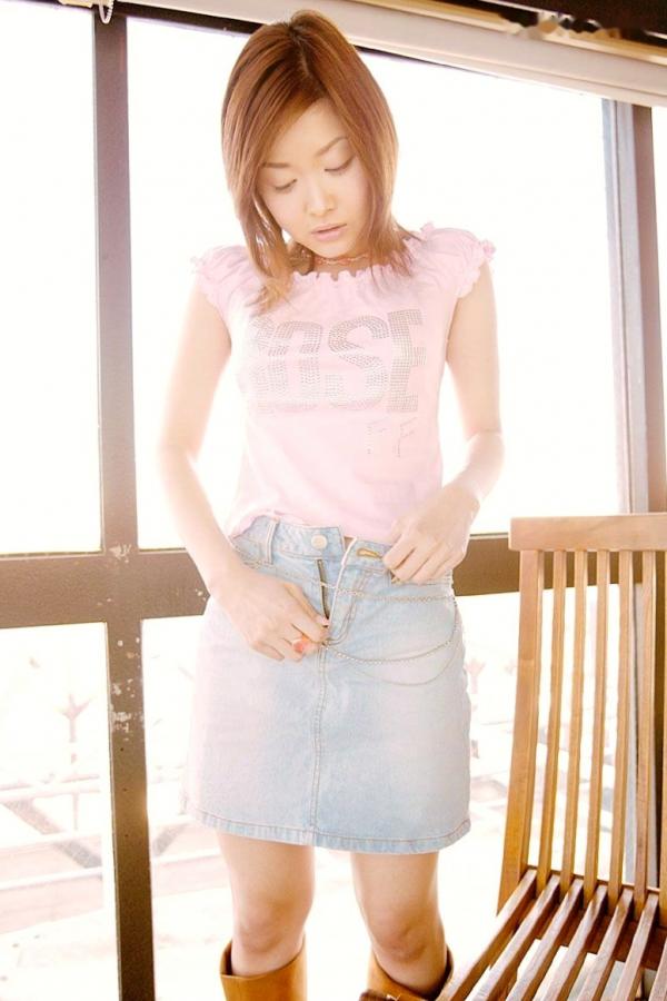    X-City: 山咲舞 (Mai Yamasaki) 经典写真集，清纯甜美与性感内衣的多重魅力，户外港口与室内游戏馆时尚摄影第15张图片