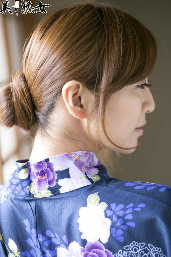    瞳亮 X-City居家美熟女写真集，温婉气质与私房诱惑美腿大片 [39P]第6张图片