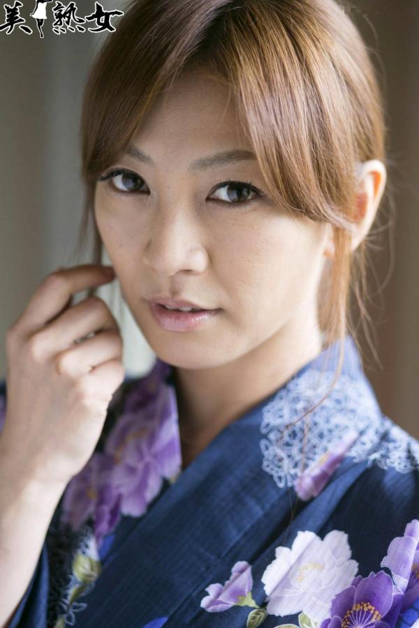    瞳亮 X-City居家美熟女写真集，温婉气质与私房诱惑美腿大片 [39P]第8张图片