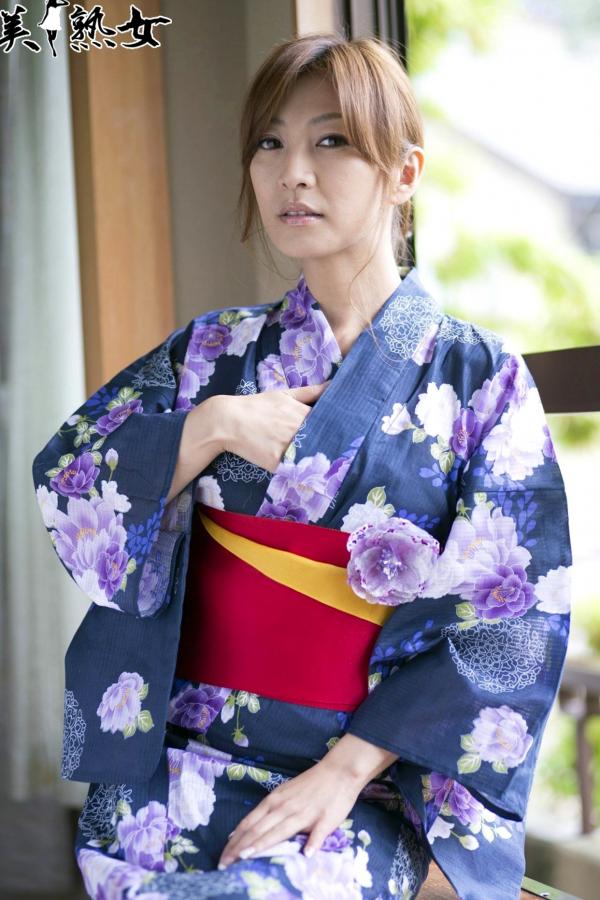    瞳亮 X-City居家美熟女写真集，温婉气质与私房诱惑美腿大片 [39P]第12张图片