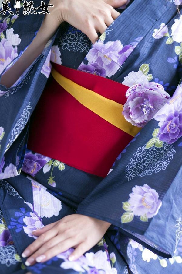    瞳亮 X-City居家美熟女写真集，温婉气质与私房诱惑美腿大片 [39P]第13张图片