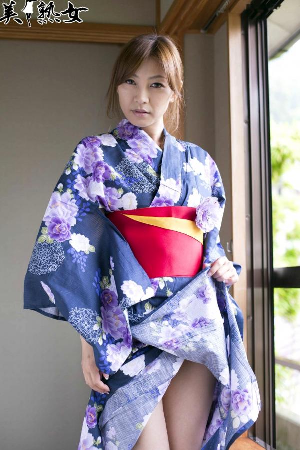    瞳亮 X-City居家美熟女写真集，温婉气质与私房诱惑美腿大片 [39P]第14张图片