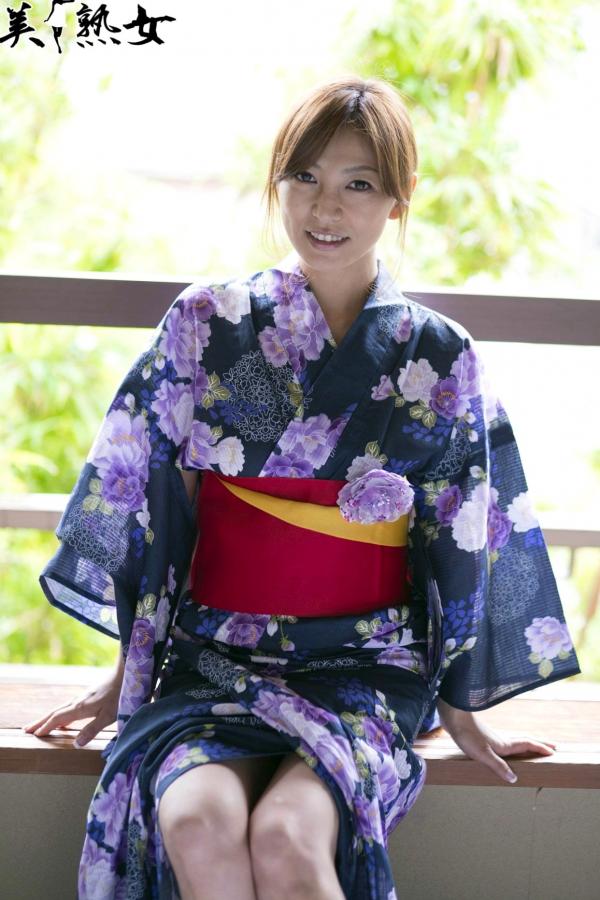    瞳亮 X-City居家美熟女写真集，温婉气质与私房诱惑美腿大片 [39P]第16张图片
