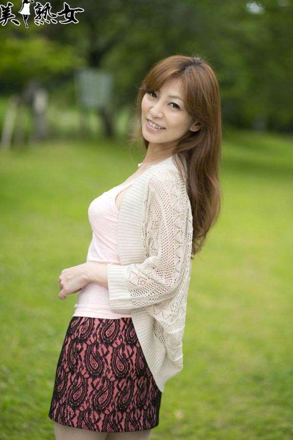   瞳亮 X-City居家美熟女写真集，温婉气质与私房诱惑美腿大片 [39P]第25张图片